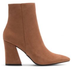 Botki Nine West. Brązowe botki damskie Nine West, bez wzorów, bez obcasa, na słupku, bez zapięcia. Za 279.99 zł.