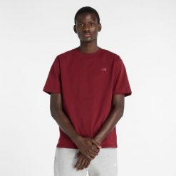 Koszulka męska New Balance MT41533MHB – bordowa. Czerwone koszulki sportowe męskie New Balance, m, bez wzorów, z dresówki, bez ramiączek. Za 169.99 zł.