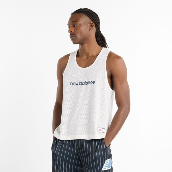 Koszulka męska New Balance MT51608BK – biała. Białe koszulki sportowe męskie New Balance, m, bez wzorów, z dresówki, bez ramiączek. Za 149.99 zł.