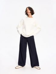 Sweter z domieszką wełny - kremowy. Białe swetry nierozpinane damskie Reserved, l, bez wzorów, z dzianiny, bez kołnierzyka, bez ramiączek. Za 149.99 zł.