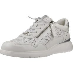 Buty CARMELA 163096C Biały. Białe obuwie trekkingowe damskie Carmela, ze skóry, bez zapięcia. Za 380.75 zł.