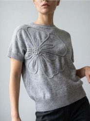 Sweter bez rękawów z tłoczonym kwiatem - szary. Szare swetry nierozpinane damskie Sinsay, l, bez wzorów, bez kołnierzyka, bez ramiączek. Za 49.99 zł.