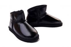 EMU AUSTRALIA W12922 Aarons Glossy black, botki damskie. Czarne botki damskie Emu Australia, na zimę, bez wzorów, ze skóry, bez obcasa, bez zapięcia. Za 729.90 zł.