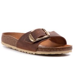 Klapki Birkenstock. Brązowe klapki damskie Birkenstock, bez wzorów, bez obcasa, bez zapięcia. Za 599.99 zł.