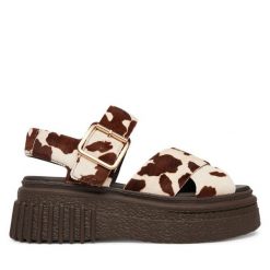 Sandały Clarks. Brązowe sandały damskie Clarks, bez wzorów, bez obcasa, na płaskiej podeszwie, bez zapięcia. Za 519.99 zł.