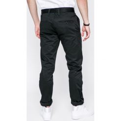 G-Star Raw - Spodnie Bronson. Czarne spodnie materiałowe męskie G-Star Raw, bez wzorów, z bawełny. W wyprzedaży za 269.90 zł.
