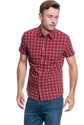 MĘSKA KOSZULA MATERIAŁOWA WRANGLER SS 1 PKT SHIRT FORMULA RED W5J11OXWO 112130161. Czerwone koszule męskie Wrangler, m, bez wzorów, z materiału, bez kołnierzyka, bez ramiączek. Za 129.99 zł.