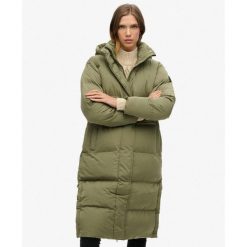 Długi pikowany płaszcz z kapturem. Zielone płaszcze damskie Superdry, bez wzorów, eleganckie, bez kołnierzyka, z kapturem. W wyprzedaży za 525.20 zł.