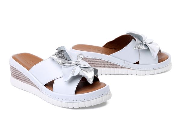 ARTIKER RELAKS 54C0538 biało-srebrny, klapki damskie. Białe klapki damskie Artiker Relaks, na lato, bez wzorów, ze skóry, bez obcasa, na koturnie, bez zapięcia. Za 259.90 zł.