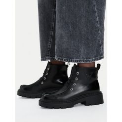 Trzewiki Guess Jeans. Czarne botki damskie Guess Jeans, z aplikacjami, z jeansu, bez obcasa, na płaskiej podeszwie, bez zapięcia. Za 279.99 zł.