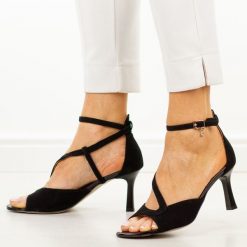 Czarne zamsz skórzane Polskie sandały damskie Prestige 2313/ki. Czarne sandały damskie Prestige, bez wzorów, ze skóry, bez obcasa, na szpilce, bez zapięcia. Za 419.00 zł.
