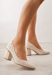 Beżowe Czółenka na Słupku z Wkładką ze Skóry Naturalnej i Metaliczną Ozdobą Dynaste. Brązowe czółenka damskie Renee, z aplikacjami, ze skóry, eleganckie, bez obcasa, na słupku, bez zapięcia. Za 109.99 zł.