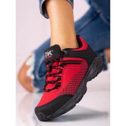 Buty trekkingowe damskie na grubej podeszwie DK czerwone. Czerwone obuwie trekkingowe damskie z materiału, bez zapięcia. Za 197.04 zł.