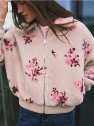 Miękka bluza z kołnierzykiem - kremowy. Białe bluzy damskie Reserved, l, bez wzorów, z dzianiny, bez ramiączek, bez kaptura. Za 199.99 zł.