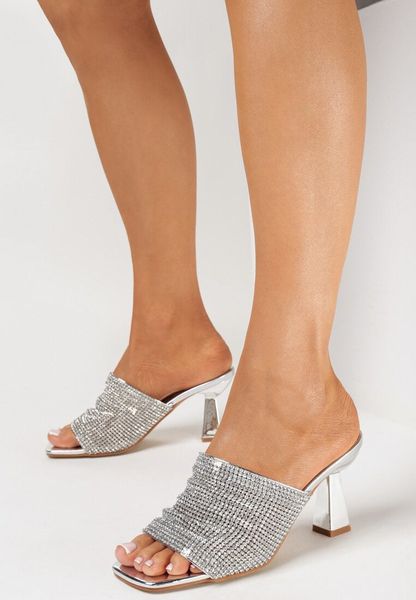 Srebrne Klapki na Geometrycznym Słupku i Paskiem w Cyrkonie Jolita. Szare klapki damskie Born2be, bez wzorów, glamour, bez obcasa, na obcasie, bez zapięcia. Za 129.99 zł.