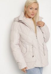 Jasnoszara Pikowana Kurtka z Kapturem i Ozdobnymi Suwakami Carnaye. Szare kurtki sportowe damskie Born2be, plus size, bez wzorów, z jeansu, bez ramiączek, z kapturem, trekkingowe. Za 169.99 zł.