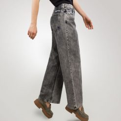Karl Lagerfeld Spodnie jeansowe damskie Karl Lagerfeld. Spodnie dresowe damskie KARL LAGERFELD, bez wzorów, z jeansu, sportowe. Za 579.00 zł.