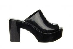 Klapki Melissa Mule Ad Black Glitter 010439, Czarny, Guma - 39. Czarne klapki damskie Melissa, na lato, bez wzorów, z gumy, bez obcasa, na obcasie, bez zapięcia. W wyprzedaży za 269.10 zł.