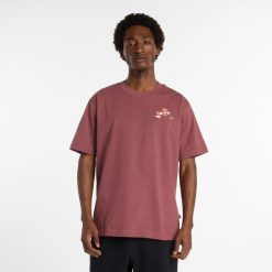 Koszulka męska New Balance MT53931WAD – bordowa. Czerwone koszulki sportowe męskie New Balance, m, z aplikacjami, z dresówki, bez ramiączek. Za 139.99 zł.