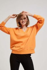 Bluza z dekoltem w serek pomarańczowa. Brązowe bluzy damskie MOODO, xs, bez wzorów, z bawełny, bez ramiączek, bez kaptura. W wyprzedaży za 49.99 zł.