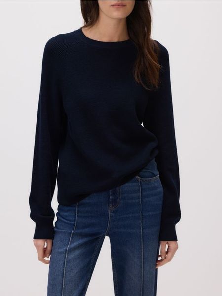 Bawełniany sweter - granatowy. Niebieskie swetry męskie Reserved, l, bez wzorów, z bawełny, bez kołnierzyka, bez ramiączek. W wyprzedaży za 99.99 zł.