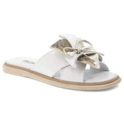 Klapki damskie Artiker, cholewka ze skóry naturalnej wsuwane z elegancką kokardą, białe, 58C3415. Białe klapki damskie Artiker, bez wzorów, ze skóry, eleganckie, bez obcasa, bez zapięcia. Za 189.00 zł.