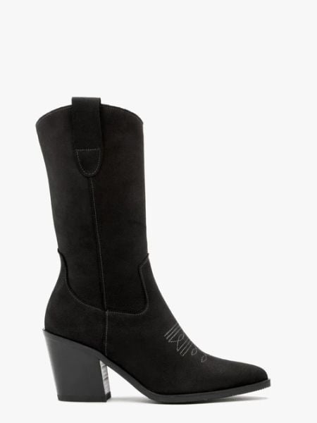 Czarne kozaki typu kowbojki z cholewką do połowy łydki. Czarne kozaki damskie Ryłko, bez wzorów, z nubiku, bez obcasa, na obcasie, bez zapięcia. W wyprzedaży za 599.99 zł.