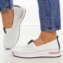 Białe ażurowe skórzane półbuty damskie Cambell 07342. Białe półbuty damskie Cambell, na jesień, w ażurowe wzory, z jeansu, casualowe, z okrągłym noskiem, bez obcasa, na płaskiej podeszwie, bez zapięcia. Za 219.00 zł.