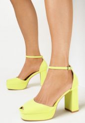 Żółte Sandały na Słupku i Platformie z Noskiem Peep Toe Jelesia. Żółte sandały damskie Born2be, bez wzorów, z otwartym noskiem, bez obcasa, na obcasie, bez zapięcia. Za 34.99 zł.