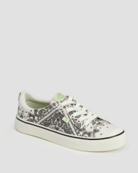 Tenisówki Cariuma OCA Low Off-White Bandana Canvas. Białe trampki i tenisówki damskie CARIUMA, bez wzorów, z gumy, bez zapięcia. Za 233.70 zł.