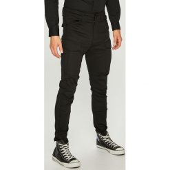 G-Star Raw - Spodnie Rovic Zip 3d Skinny. Czarne spodnie materiałowe męskie G-Star Raw, bez wzorów, z bawełny. W wyprzedaży za 399.90 zł.