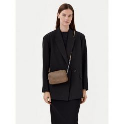 Torebka Calvin Klein. Brązowe listonoszki damskie Calvin Klein, bez wzorów, bez dodatków. Za 269.99 zł.