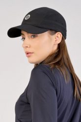 Czapka z daszkiem do biegania Unisex Nessi Sportswear. Czarne czapki damskie NESSI SPORTSWEAR, bez wzorów, z elastanu, sportowe. Za 279.00 zł.
