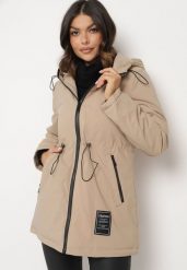 Ciemnobeżowa Kurtka Parka z Kapturem i Kieszeniami Ściągana w Pasie Omeina. Brązowe kurtki damskie Born2be, l, bez wzorów, z jeansu, z kapturem. Za 139.99 zł.