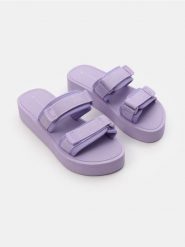Klapki na platformie z materiałowymi paskami na rzep - fioletowy. Fioletowe klapki damskie Sinsay, bez wzorów, z materiału, bez obcasa, na platformie, bez zapięcia. Za 39.99 zł.