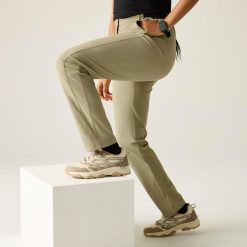 Spodnie turystyczne dla kobiet Regatta Light II. Brązowe spodnie sportowe damskie Regatta, na lato, bez wzorów, sportowe, trekkingowe. Za 199.99 zł.