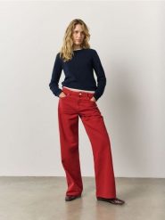Jeansy straight fit - intenstywna czerwień. Czerwone jeansy damskie Reserved, bez wzorów, z bawełny. Za 199.99 zł.