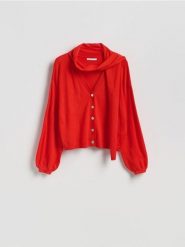 Sweter z szalem - czerwony. Czerwone swetry nierozpinane damskie Reserved, l, bez wzorów, z dzianiny, bez kołnierzyka, bez ramiączek. Za 129.99 zł.