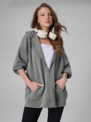 4F Bluza dresowa oversize z modalem damska - szara S. Szare bluzy damskie 4F, s, bez wzorów, z dresówki, bez ramiączek, bez kaptura. Za 269.99 zł.