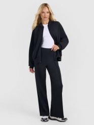 4F Spodnie dresowe z prostymi nogawkami damskie - czarne S. Czarne spodnie dresowe damskie 4F, bez wzorów, z dresówki. Za 189.99 zł.