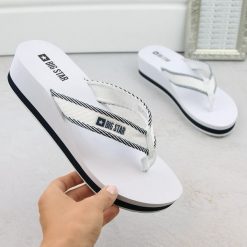 Japonki klapki damskie na koturnie białe Big Star NN274A726. Białe klapki damskie BIG STAR, bez wzorów, z materiału, retro, bez obcasa, na koturnie, bez zapięcia. Za 99.99 zł.