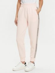 Guess Spodnie dresowe W5RB00 KBYE2 Różowy Regular Fit. Czerwone spodnie dresowe damskie Guess, z aplikacjami, z dresówki. Za 279.99 zł.