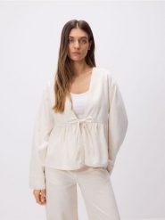 Jeansowa marynarka z wiązaniem - złamana biel. Marynarki i żakiety damskie Reserved, bez wzorów, z bawełny, bez kołnierzyka, bez ramiączek. Za 139.99 zł.