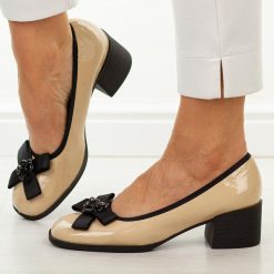 Beżowe skórzane półbuty damskie Cambell 98333. Brązowe półbuty damskie Cambell, na lato, bez wzorów, z jeansu, eleganckie, bez obcasa, na obcasie, bez zapięcia. Za 229.00 zł.