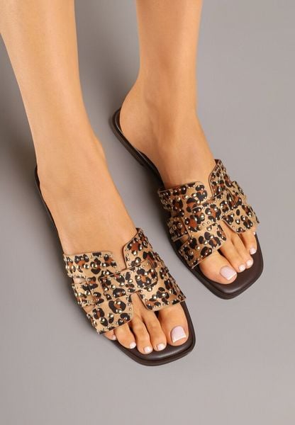 Panterkowe Klapki na Płaskiej Podeszwie z Cholewką Zdobioną Nitami Redolinae. Klapki damskie Renee, z aplikacjami, eleganckie, bez obcasa, na płaskiej podeszwie, bez zapięcia. Za 69.99 zł.