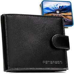 Portfel męski ze skóry naturalnej w czarnym kolorze zamykany na zatrzask, w zestawie z brelokiem - Peterson. Czarne portfele męskie Peterson, bez wzorów, ze skóry. Za 99.99 zł.