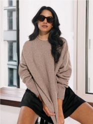 Sweter oversize - brązowy. Brązowe swetry nierozpinane damskie Sinsay, l, bez wzorów, bez kołnierzyka, bez ramiączek. Za 59.99 zł.