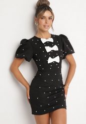 Czarna Dopasowana Sukienka Ozdobiona Kokardkami i Perełkami Nelmoi. Czarne sukienki damskie Born2be, m, z aplikacjami, eleganckie, bez kołnierzyka, bez ramiączek, mini, dopasowane. Za 159.99 zł.