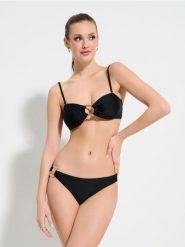 Góra od bikini z dekoracyjnym elementem - czarny. Czarne stroje kąpielowe damskie Sinsay, l, bez wzorów. W wyprzedaży za 19.99 zł.