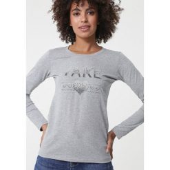 Szara Bluzka Bonbeach. Szare bluzki damskie Born2be, l, z aplikacjami, bez kołnierzyka, bez ramiączek. Za 59.99 zł.